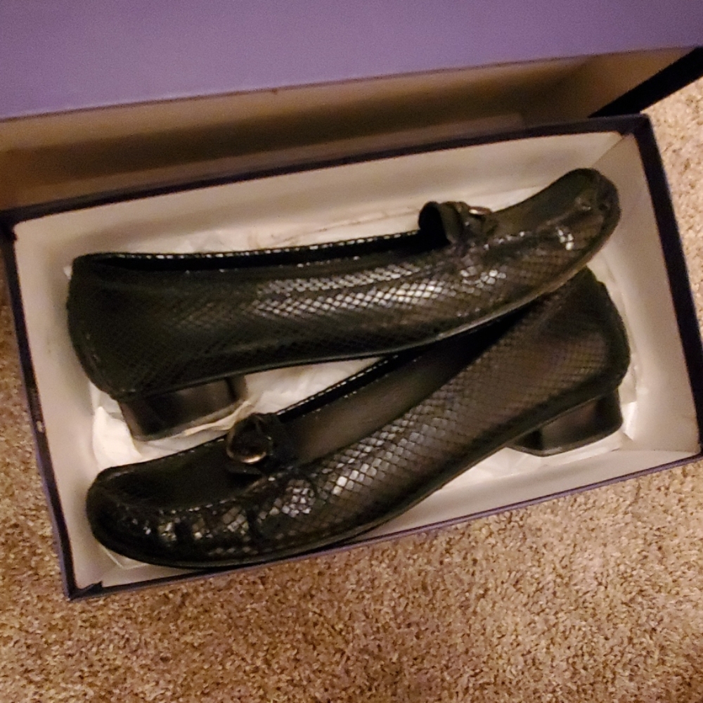 Stuart Weitzman  Black Serpentine Flats